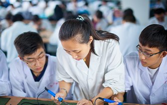 院长沈强率班子成员深入雁塔校区科技楼